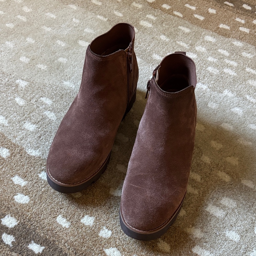 Vionic Women's light brown Suede Chelsea Ankle Boots
